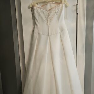 Elegant White Strapless Gown with Embroidery